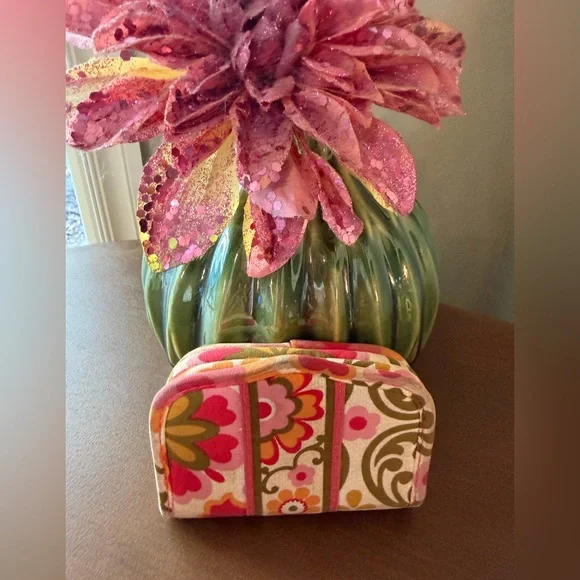 **SALE**Adorable Vera Bradley Floral Patterned Pouch w/ magnetic closure - Picture 3 of 5